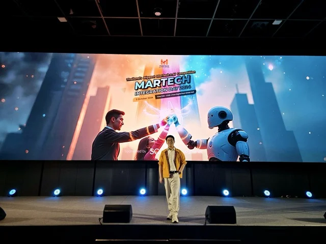 James Theeranon บรรยายบนเวที