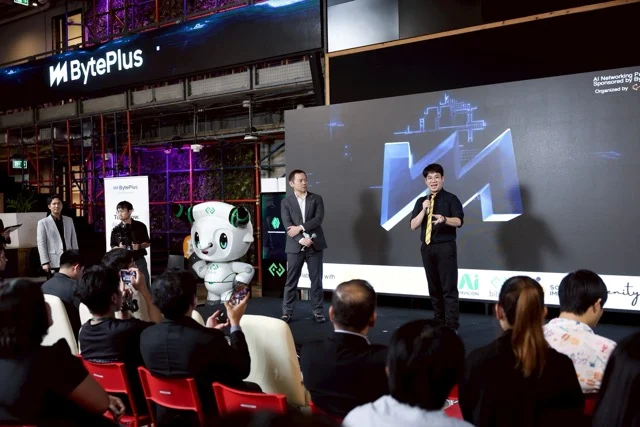 James Theeranon บรรยายบนเวที