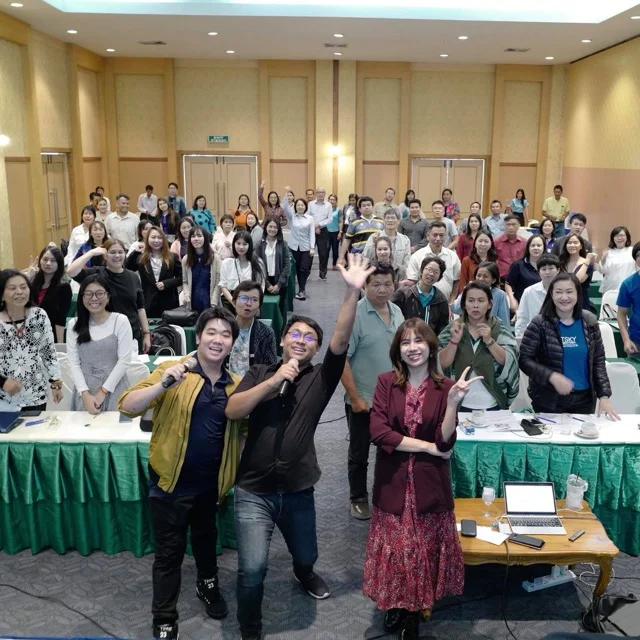 James Theeranon บรรยายบนเวที