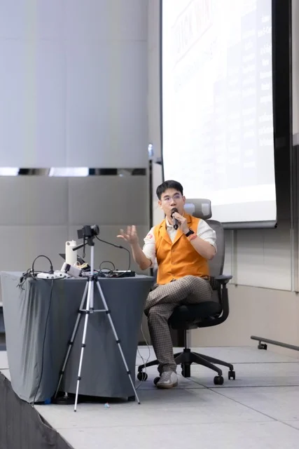 James Theeranon บรรยายบนเวที