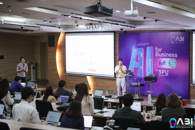 James Theeranon บรรยายบนเวที