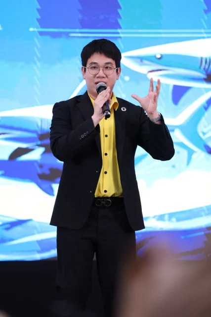 James Theeranon บรรยายบนเวที