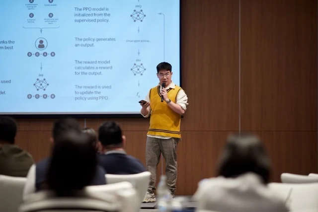 James Theeranon บรรยายบนเวที