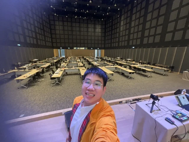 James Theeranon บรรยายบนเวที