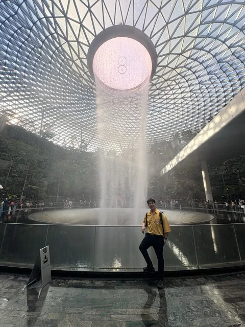 James Theeranon บรรยายบนเวที