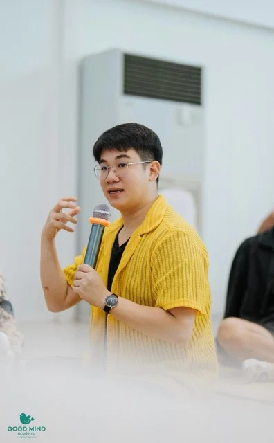 James Theeranon บรรยายบนเวที