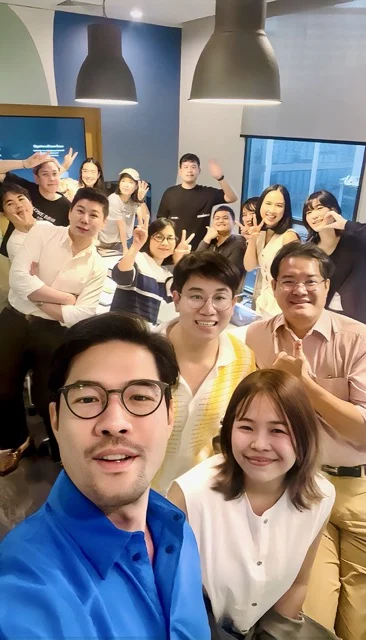 James Theeranon บรรยายบนเวที