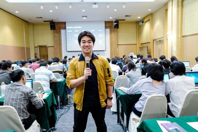 James Theeranon บรรยายบนเวที