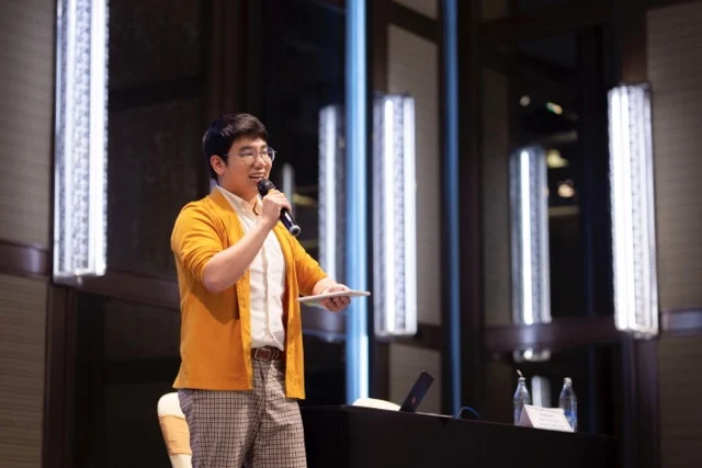 James Theeranon บรรยายบนเวที