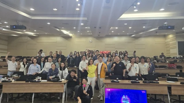 James Theeranon บรรยายบนเวที