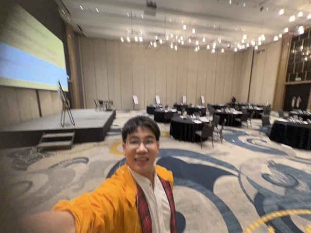 James Theeranon บรรยายบนเวที