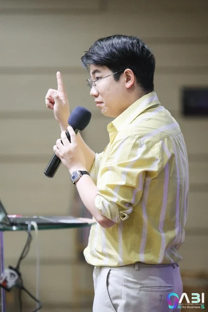 James Theeranon บรรยายบนเวที